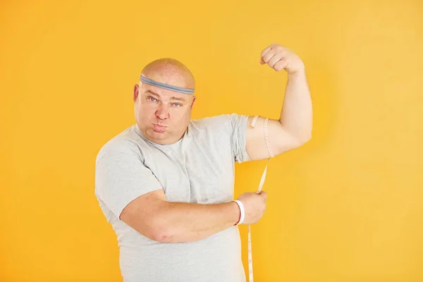 Lustiger Übergewichtiger Mann Mit Sportlicher Krawatte Vor Gelbem Hintergrund — Stockfoto