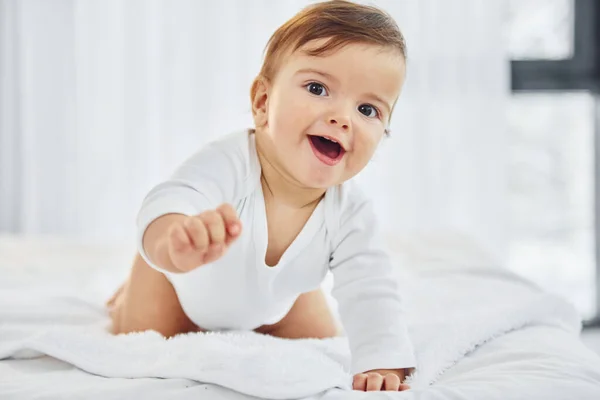 Jugando Cama Lindo Bebé Está Interior Habitación Doméstica — Foto de Stock