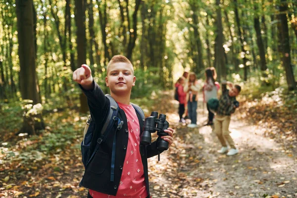 Yolu Açıyorum Yeşil Ormandaki Çocuklar Yaz Gündüz Beraber — Stok fotoğraf