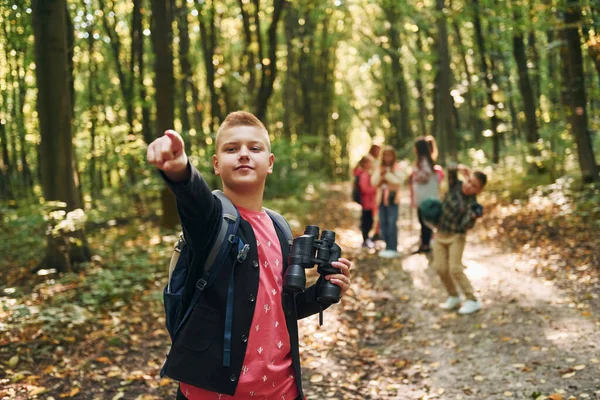 Fundar Caminho Crianças Floresta Verde Durante Dia Verão Juntas — Fotografia de Stock