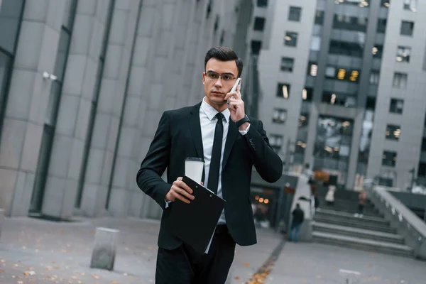 Caminando Hablando Por Teléfono Empresario Traje Negro Corbata Está Aire — Foto de Stock