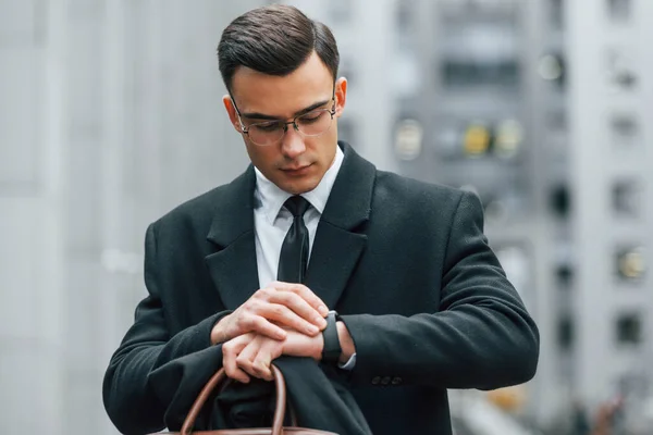 Mirando Reloj Empresario Traje Negro Corbata Está Aire Libre Ciudad —  Fotos de Stock