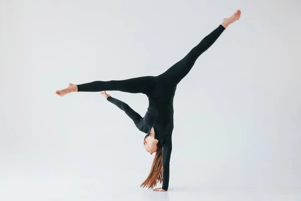 Професійні Вправи Молода Жінка Спортивному Одязі Займається Гімнастикою Приміщенні — стокове фото