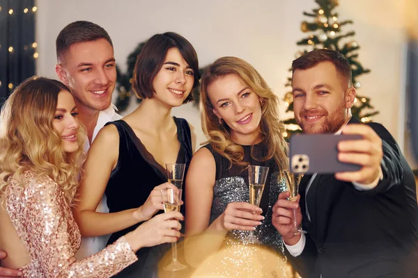 Making Selfie Group People Have New Year Party Indoors Together — Stock Photo, Image