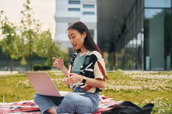 Zit Met Een Laptop Jonge Aziatische Vrouw Buiten Overdag — Stockfoto