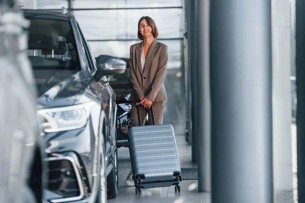 Gepäck Halten Frau Befindet Sich Der Nähe Eines Nagelneuen Autos — Stockfoto