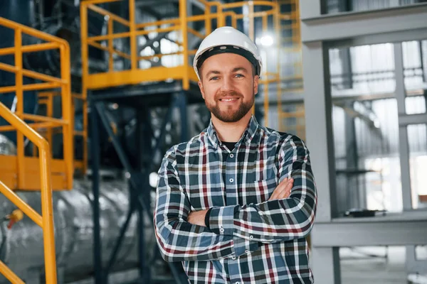 Posar Para Câmara Trabalhador Construção Uniforme Está Fábrica — Fotografia de Stock