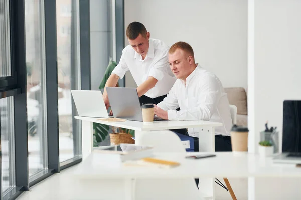 Dos Trabajadores Oficina Con Ropa Formal Trabajando Juntos — Foto de Stock