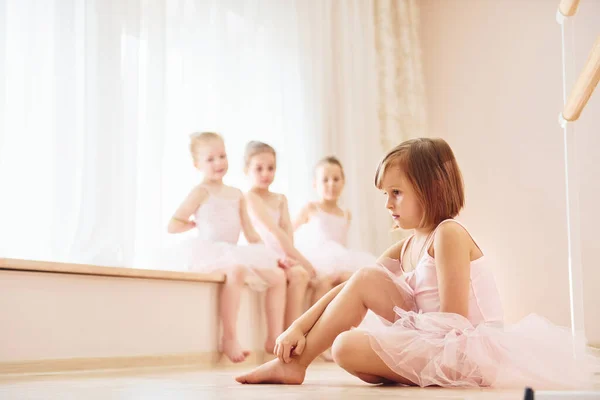 Üben Auf Dem Boden Kleine Ballerinen Bereiten Sich Auf Auftritt — Stockfoto