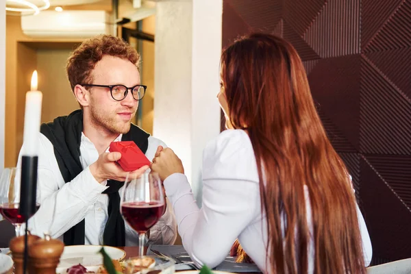 Junger Mann Macht Frau Einen Heiratsantrag Drinnen Neuen Modernen Luxusrestaurant — Stockfoto
