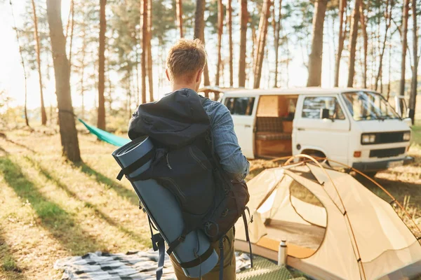 Faz Acampamento Homem Está Viajando Sozinho Floresta Durante Dia Verão — Fotografia de Stock