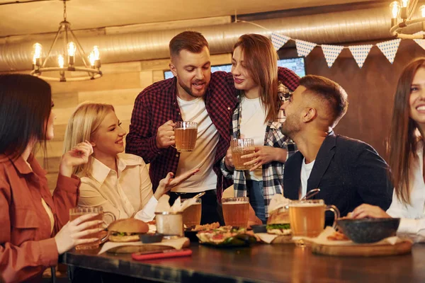 Jeunes Amis Groupe Personnes Assises Ensemble Dans Bar Avec Bière — Photo