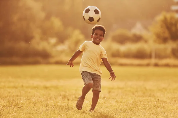 Joue Foot African American Kid Amusez Vous Sur Terrain Pendant — Photo