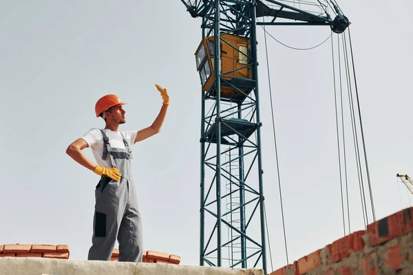 Comunicarse Con Alguien Joven Trabajador Construcción Uniforme Está Ocupado Edificio — Foto de Stock