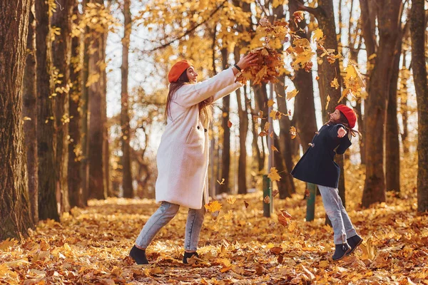 Wyrzucanie Liści Powietrze Matka Swoją Córeczką Spaceruje Jesiennym Parku — Zdjęcie stockowe
