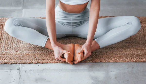 Sienta Esterilla Yoga Mujer Con Cuerpo Delgado Deportivo Tipo Ropa —  Fotos de Stock