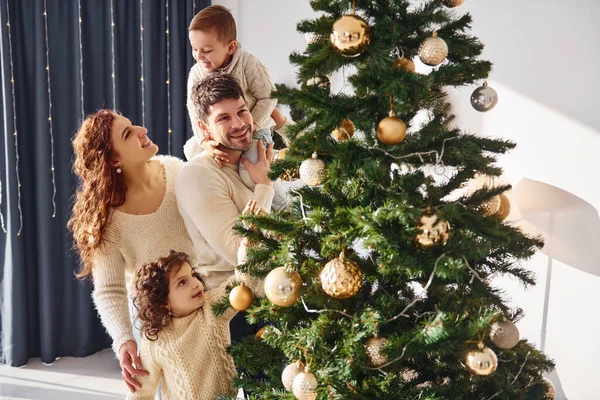 Decorar Árvore Natal Família Celebrando Ano Novo Com Seus Filhos — Fotografia de Stock