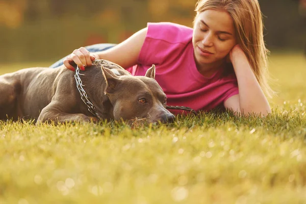 Leżąc Ziemi Kobieta Ubraniu Casual Jest Pit Bull Zewnątrz — Zdjęcie stockowe