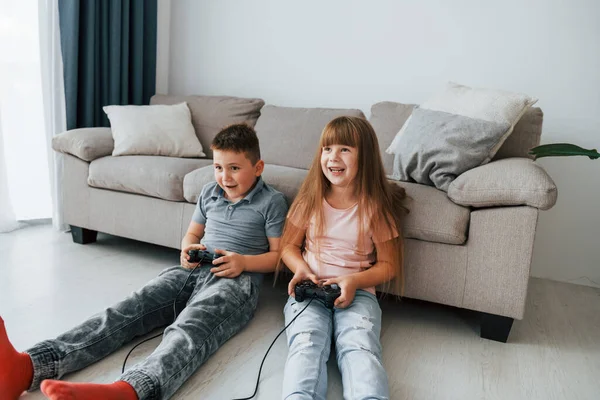 Joue Des Jeux Vidéo Les Enfants Amusent Dans Chambre Domestique — Photo