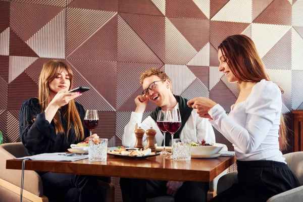 Jong Stel Moeder Binnenshuis Van Nieuw Modern Luxe Restaurant — Stockfoto