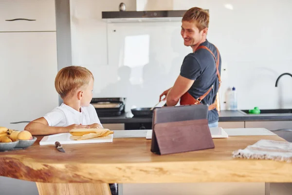 Utilizzo Tablet Imparare Cucinare Padre Figlio Sono Casa Insieme — Foto Stock