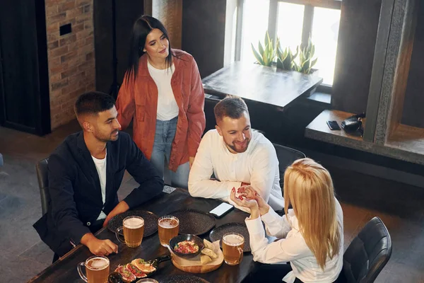 Mangiare Cibo Gruppo Giovani Amici Seduti Insieme Bar Con Birra — Foto Stock