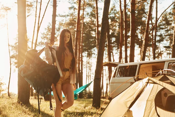 暖かい日差し 女性は夏の昼間に森の中を一人旅している — ストック写真