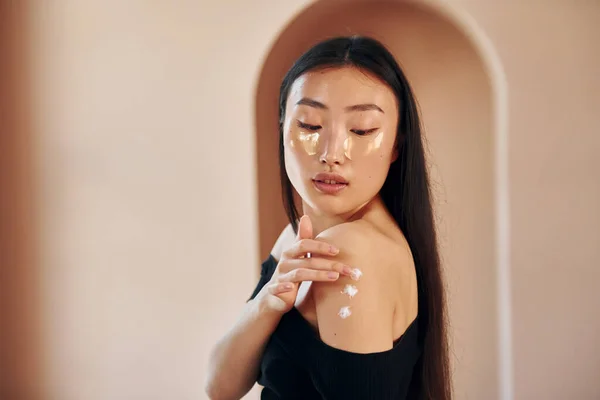Begreppet Skönhet Ung Allvarlig Asiatisk Kvinna Som Står Inomhus — Stockfoto