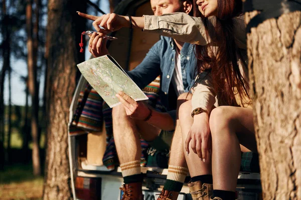 Actividades Fin Semana Pareja Joven Viaja Bosque Durante Día Juntos —  Fotos de Stock