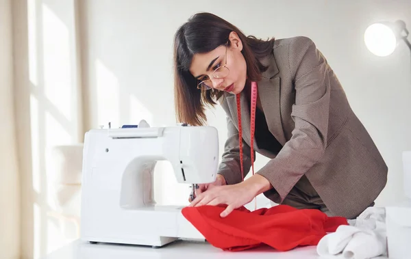 Costurera Trabaja Con Tela Roja Mujer Joven Con Ropa Formal — Foto de Stock