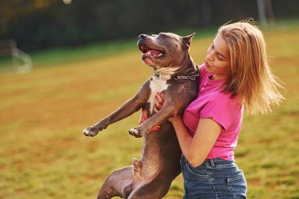 Pozytywne Emocje Kobieta Ubraniu Casual Jest Pit Bull Zewnątrz — Zdjęcie stockowe