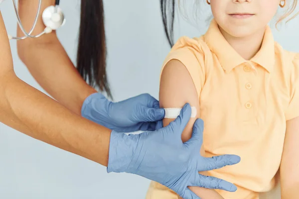 Médecin Uniforme Faisant Vaccination Petite Fille — Photo