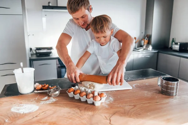 Piccolo Aiutante Padre Insegna Suo Piccolo Figlio Con Preparazione Dolci — Foto Stock