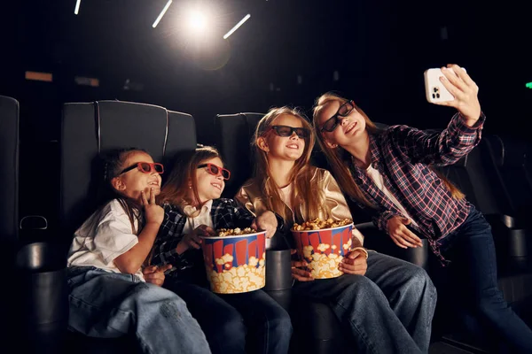 Moderne Technologien Gruppe Von Kindern Sitzt Kino Und Schaut Gemeinsam — Stockfoto