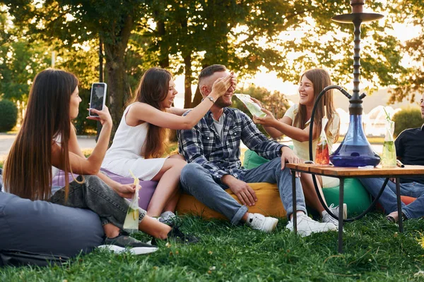 Jeu Boisson Groupe Jeunes Font Une Fête Dans Parc Pendant — Photo