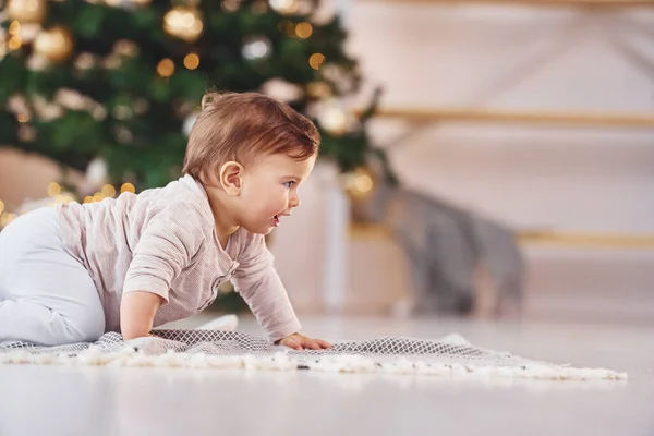 Avec Livre Sur Sol Mignon Petit Bébé Est Intérieur Dans — Photo