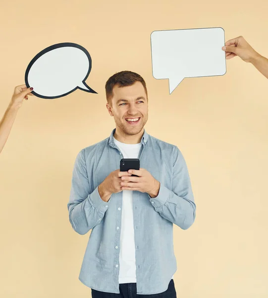 Segurando Smartphone Muitas Ideias Homem Estúdio Com Sinais Vazios Para — Fotografia de Stock