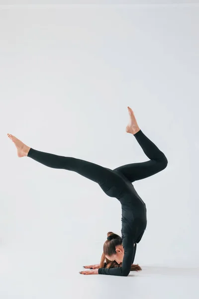 Тренуйтеся Рутинно Молода Жінка Спортивному Одязі Займається Гімнастикою Приміщенні — стокове фото