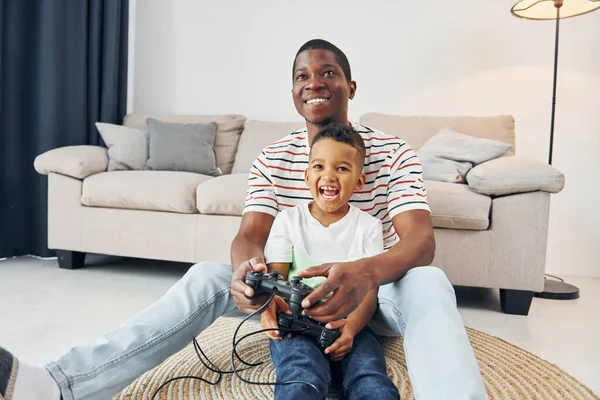Χρησιμοποιώντας Joysticks Για Παίξετε Video Game Αφρο Αμερικάνος Πατέρας Γιο — Φωτογραφία Αρχείου