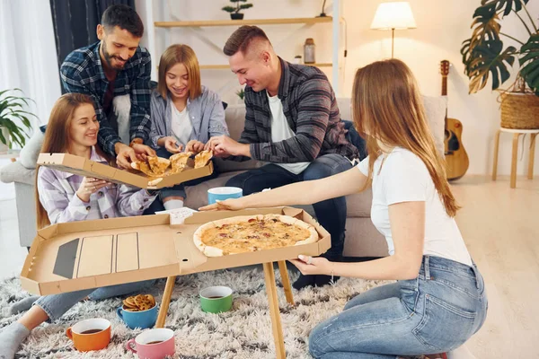 Met Heerlijke Pizza Vriendengroep Hebben Samen Een Feestje Binnen — Stockfoto