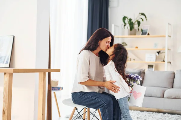 Ajándék Egy Anyának Lánya Együtt Vannak Otthon — Stock Fotó