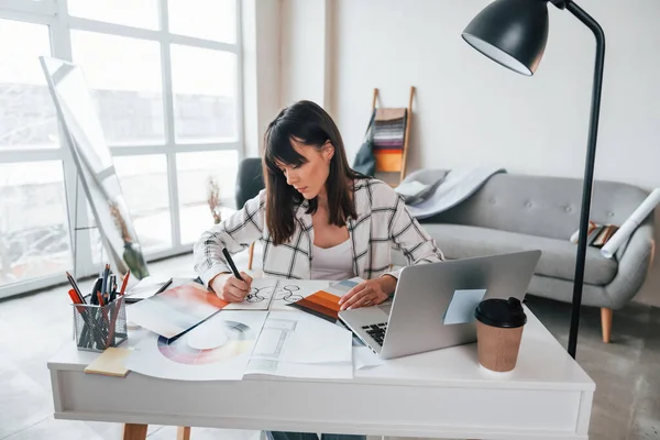 Met Laptop Tafel Jonge Vrouwelijke Freelance Medewerker Overdag Binnen — Stockfoto