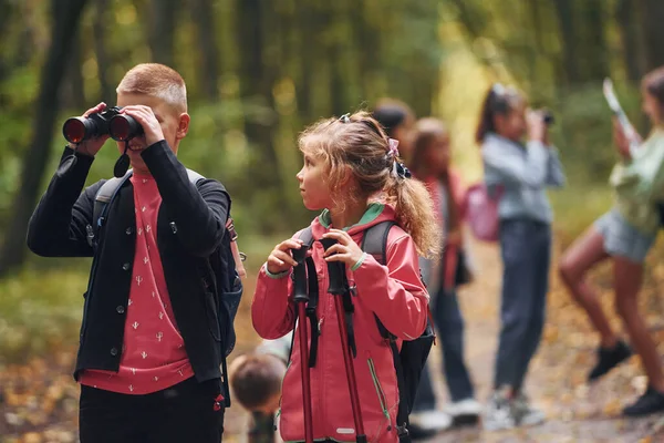 Grupp Människor Barn Grön Skog Sommaren Dagtid Tillsammans — Stockfoto