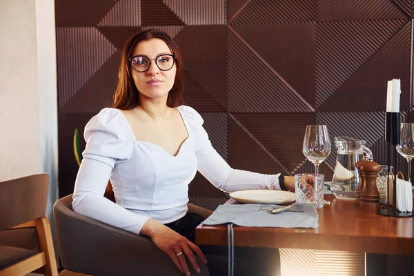 Mulher Bonita Senta Mesa Interior Novo Restaurante Luxo Moderno — Fotografia de Stock