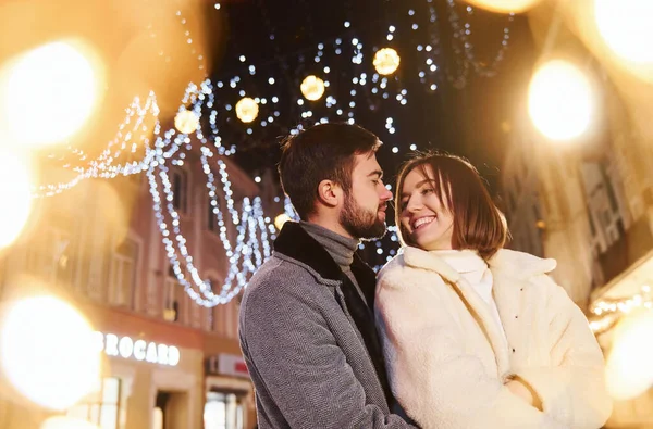 Abbracciamo Felice Giovane Coppia Che Celebra Capodanno All Aperto Strada — Foto Stock