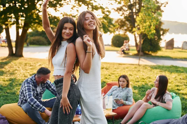 Kobiety Pozowały Kamery Grupa Młodych Ludzi Urządza Imprezę Parku Letni — Zdjęcie stockowe