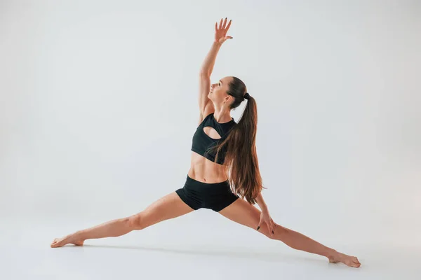 Strong Legs Young Woman Sportive Clothes Doing Gymnastics Indoors — Stock Photo, Image