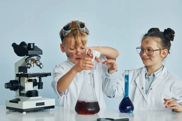 Niña Niño Con Batas Blancas Interpreta Científico Laboratorio Usando Equipo —  Fotos de Stock