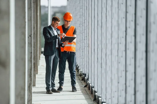 Mit Dokumenten Mann Anzug Und Handwerker Orangefarbener Schutzkleidung Arbeiten Bau — Stockfoto