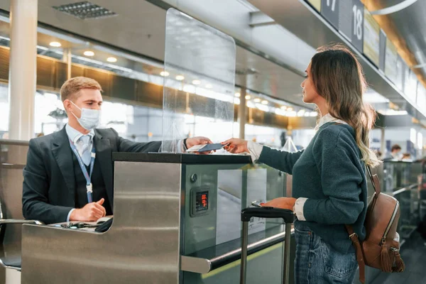 Steht Mit Dem Mitarbeiter Tisch Junge Touristin Ist Tagsüber Flughafen — Stockfoto